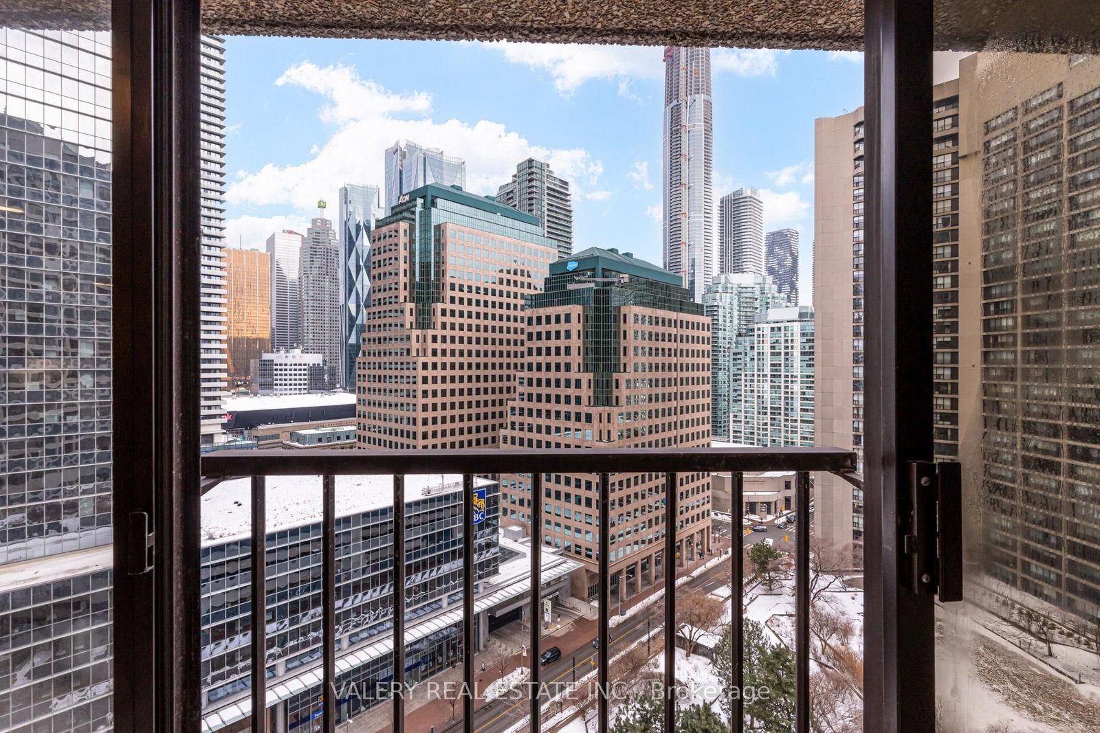 1913-55 Harbour Sq, Toronto — 40