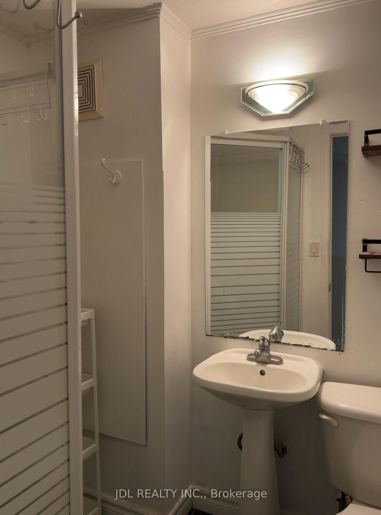Unit A bsmt-23 Pineway Blvd Blvd, Toronto — 5
