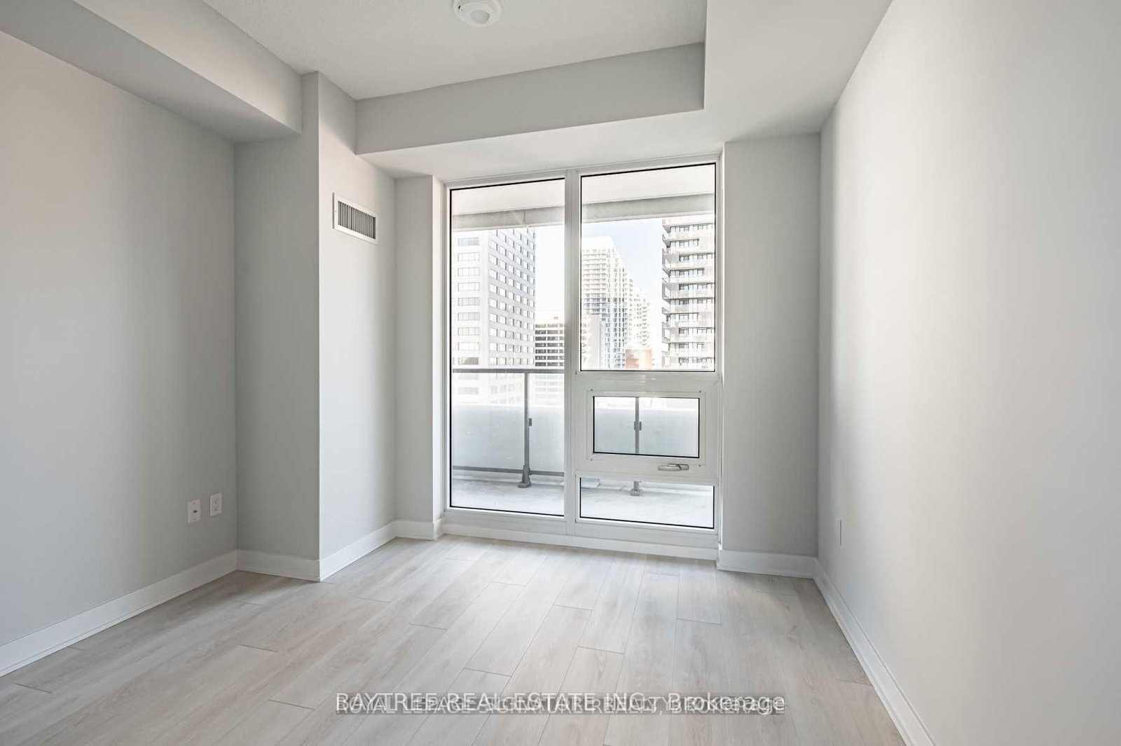 2710-2221 Yonge St, Toronto — 10