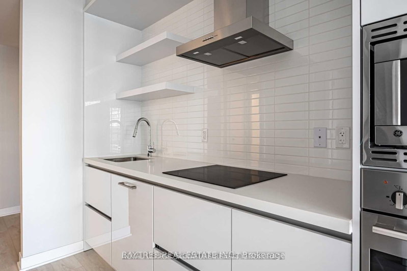 2710 - 2221 Yonge St - Photo 2