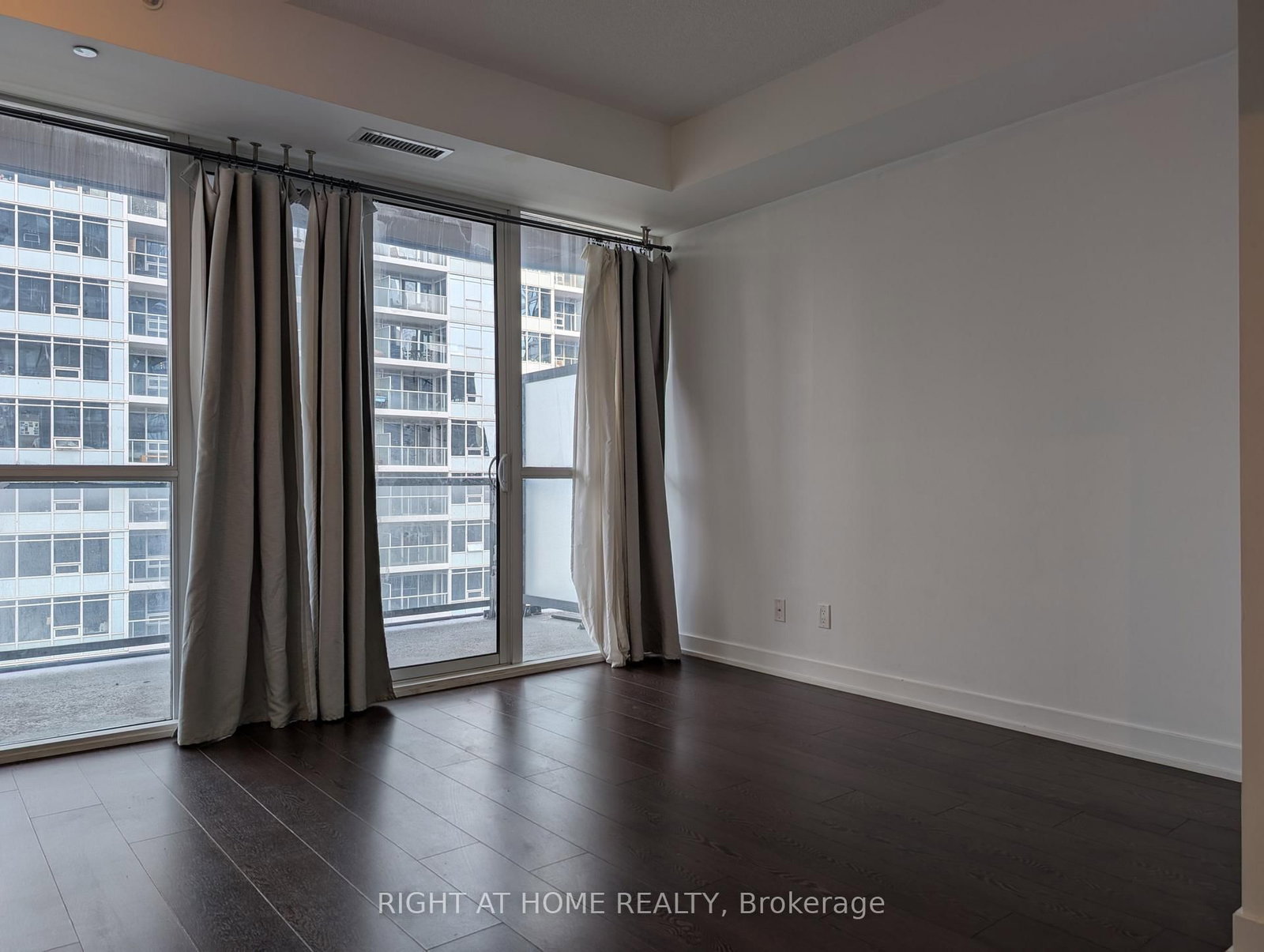 1109-20 Bruyeres Mews, Toronto — 4