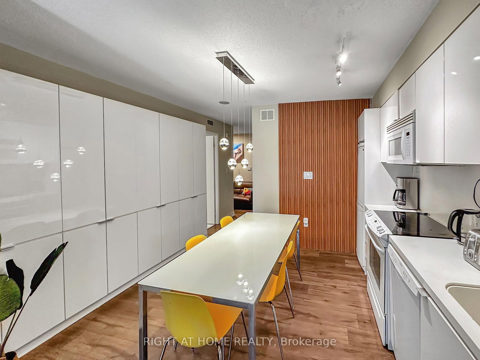 356-10 Capreol Crt, Toronto — 18