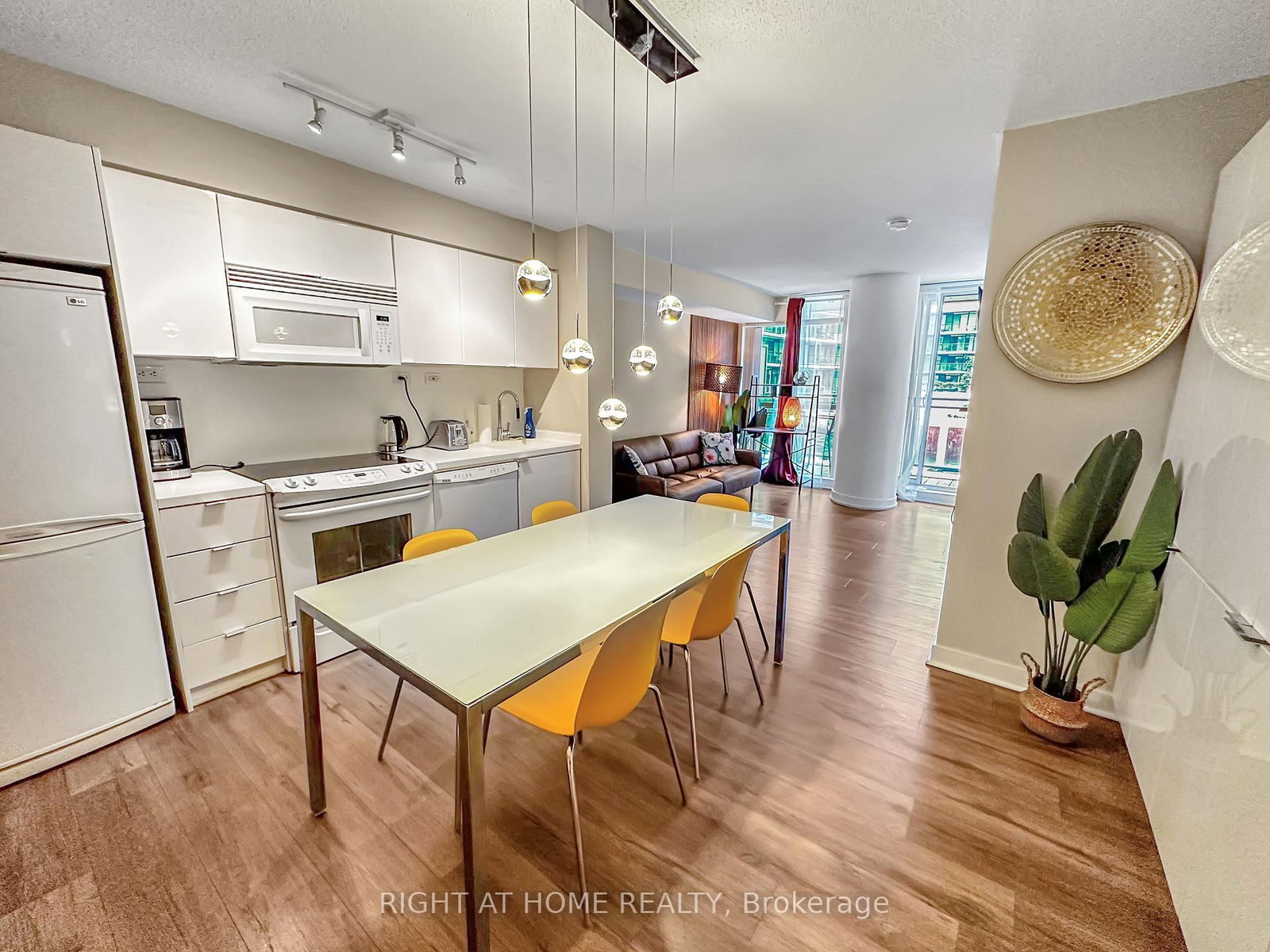 356-10 Capreol Crt, Toronto — 20