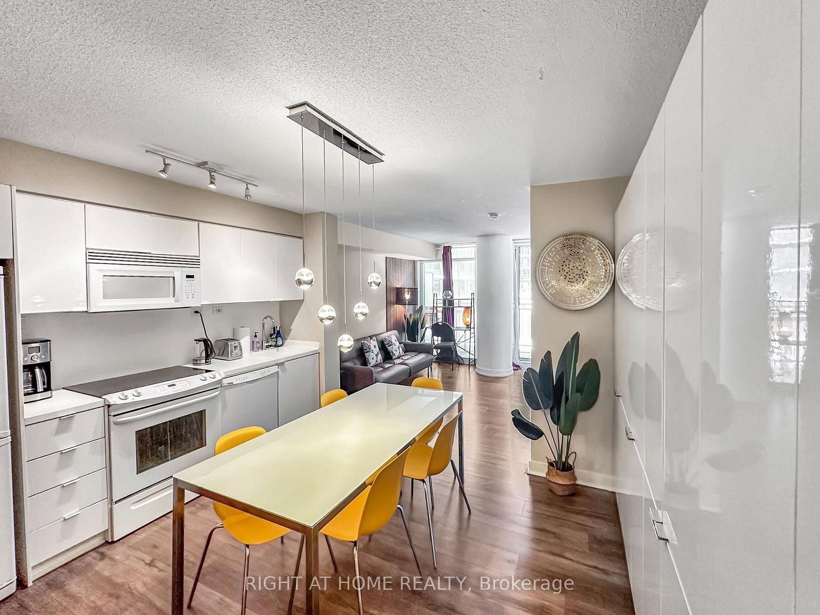 356-10 Capreol Crt, Toronto — 3