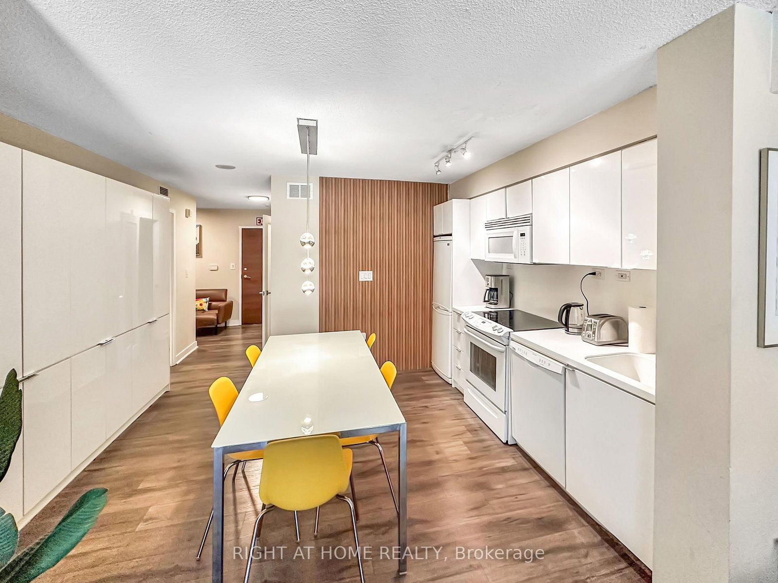 356-10 Capreol Crt, Toronto — 4