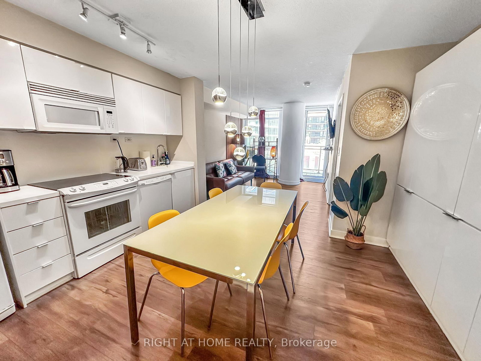 356-10 Capreol Crt, Toronto — 6