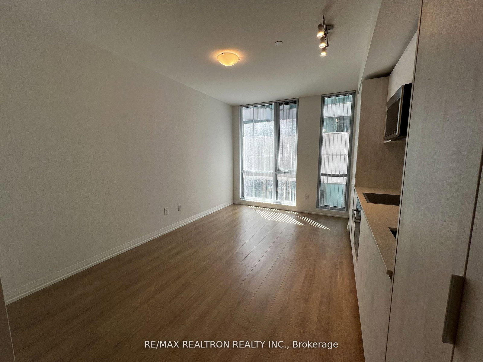 1210-8 Widmer St, Toronto — 11