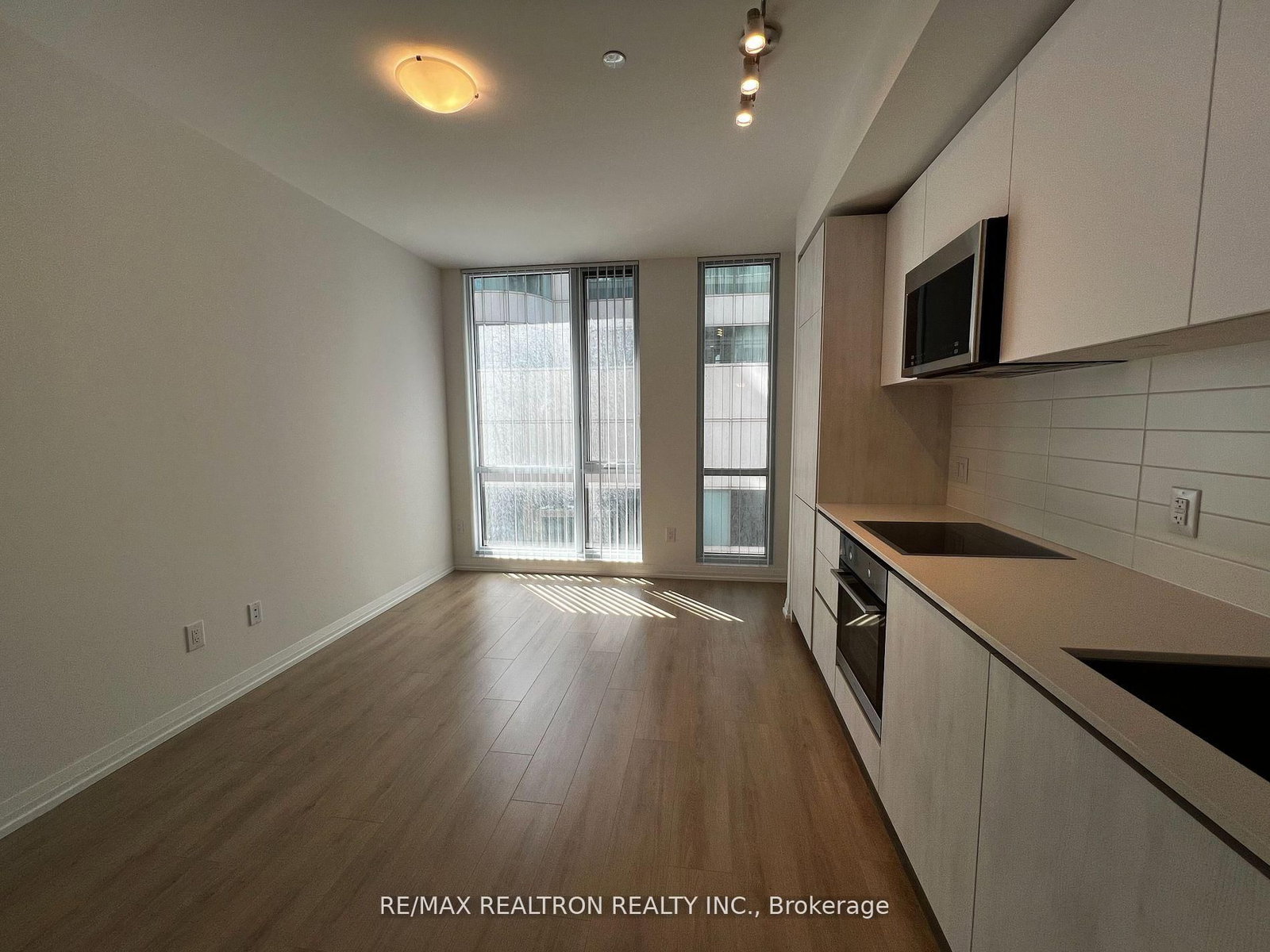 1210-8 Widmer St, Toronto — 4