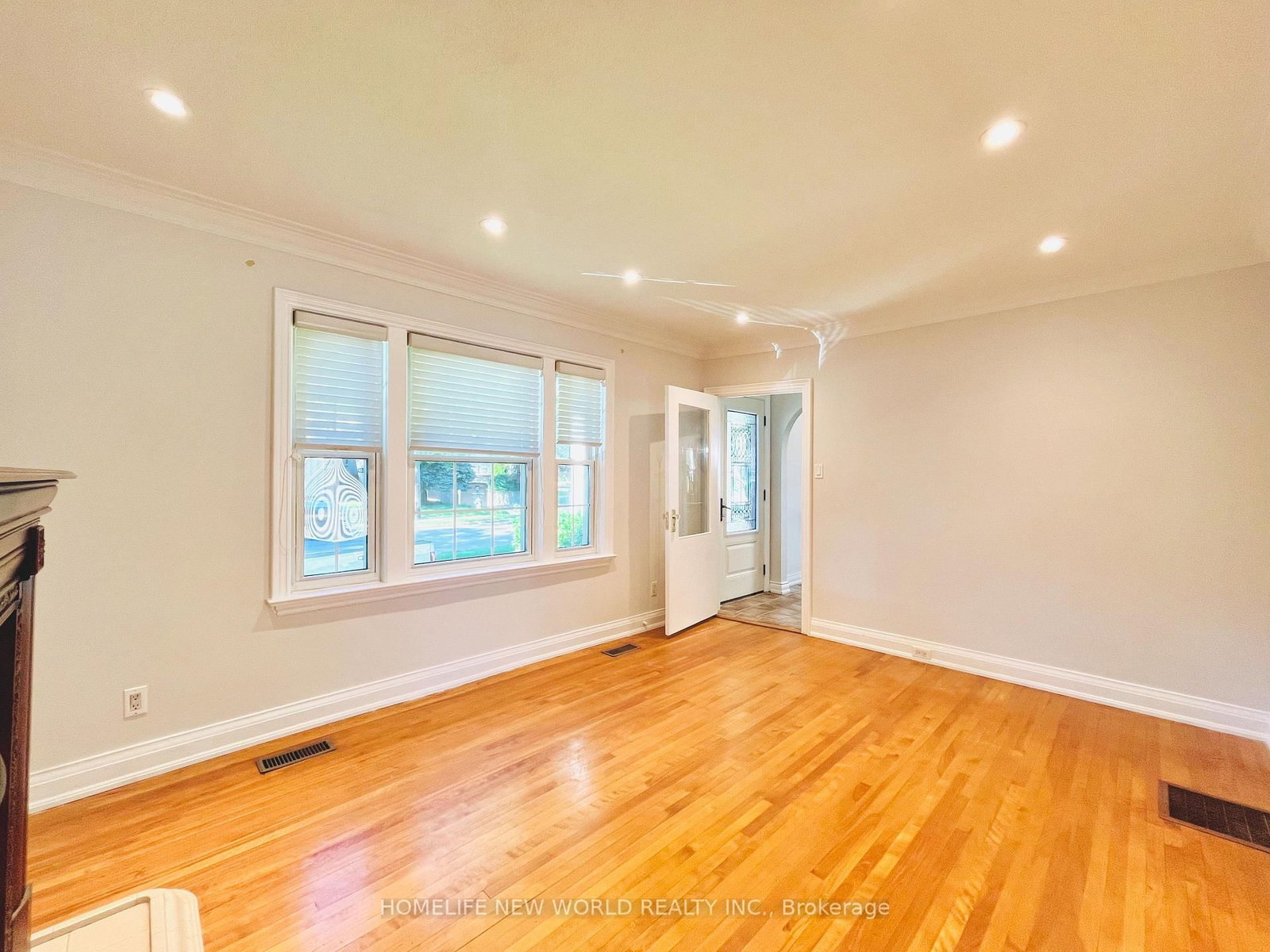 GROUND-121 KINGSDALE Ave, Toronto — 4