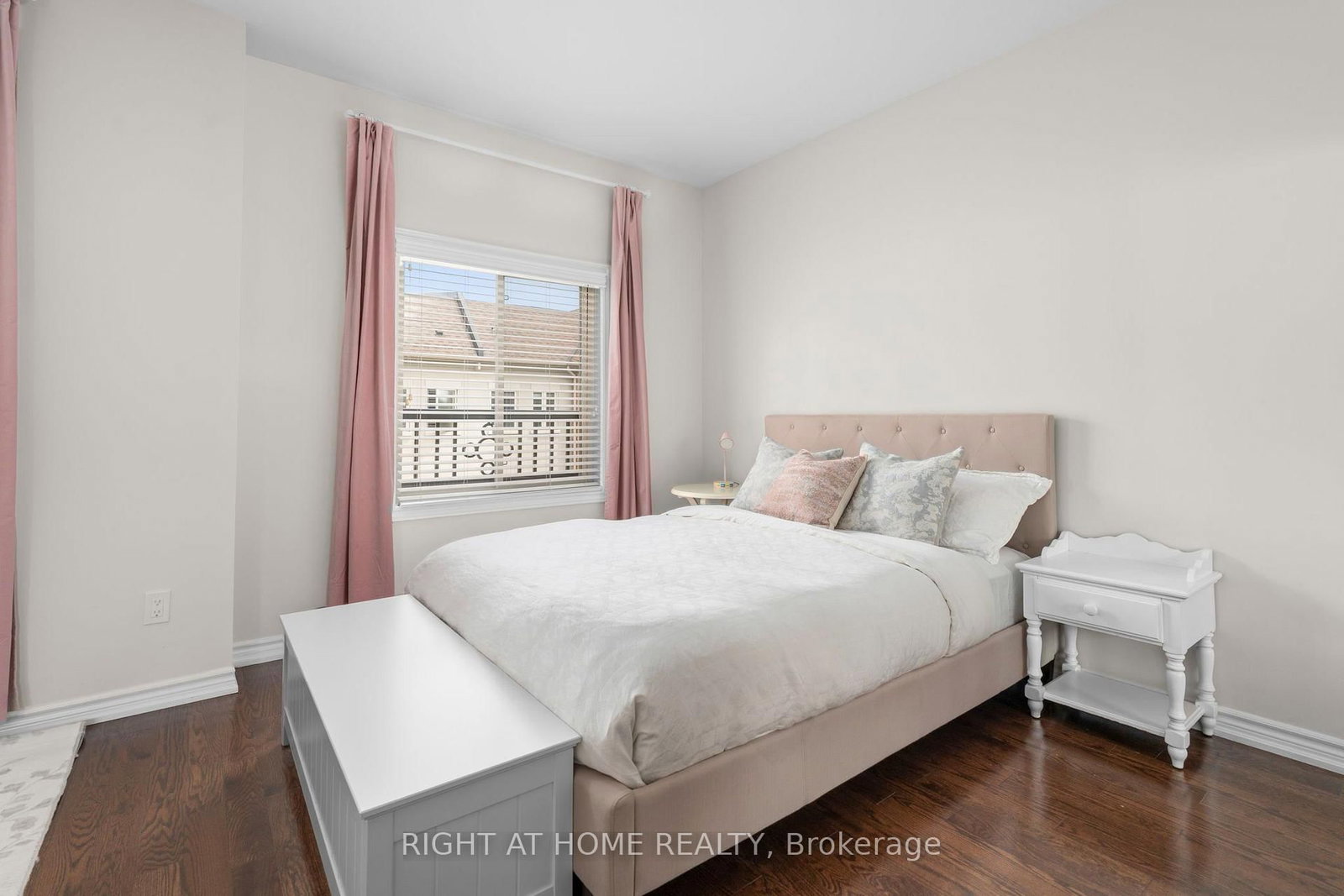 31-27 Coneflower Cres, Toronto — 31