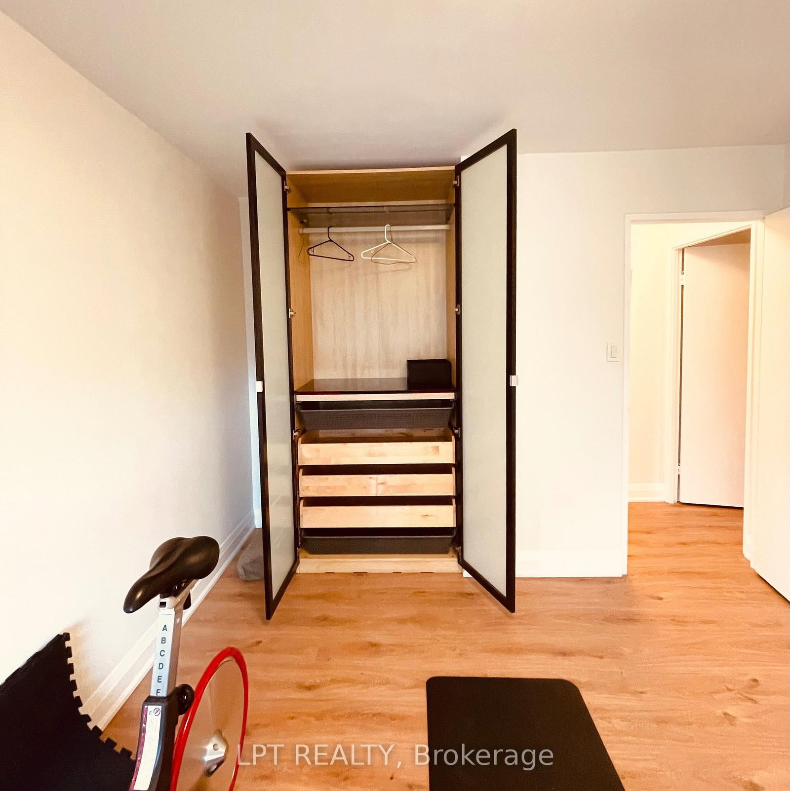 402-22 Shallmar Blvd, Toronto — 17