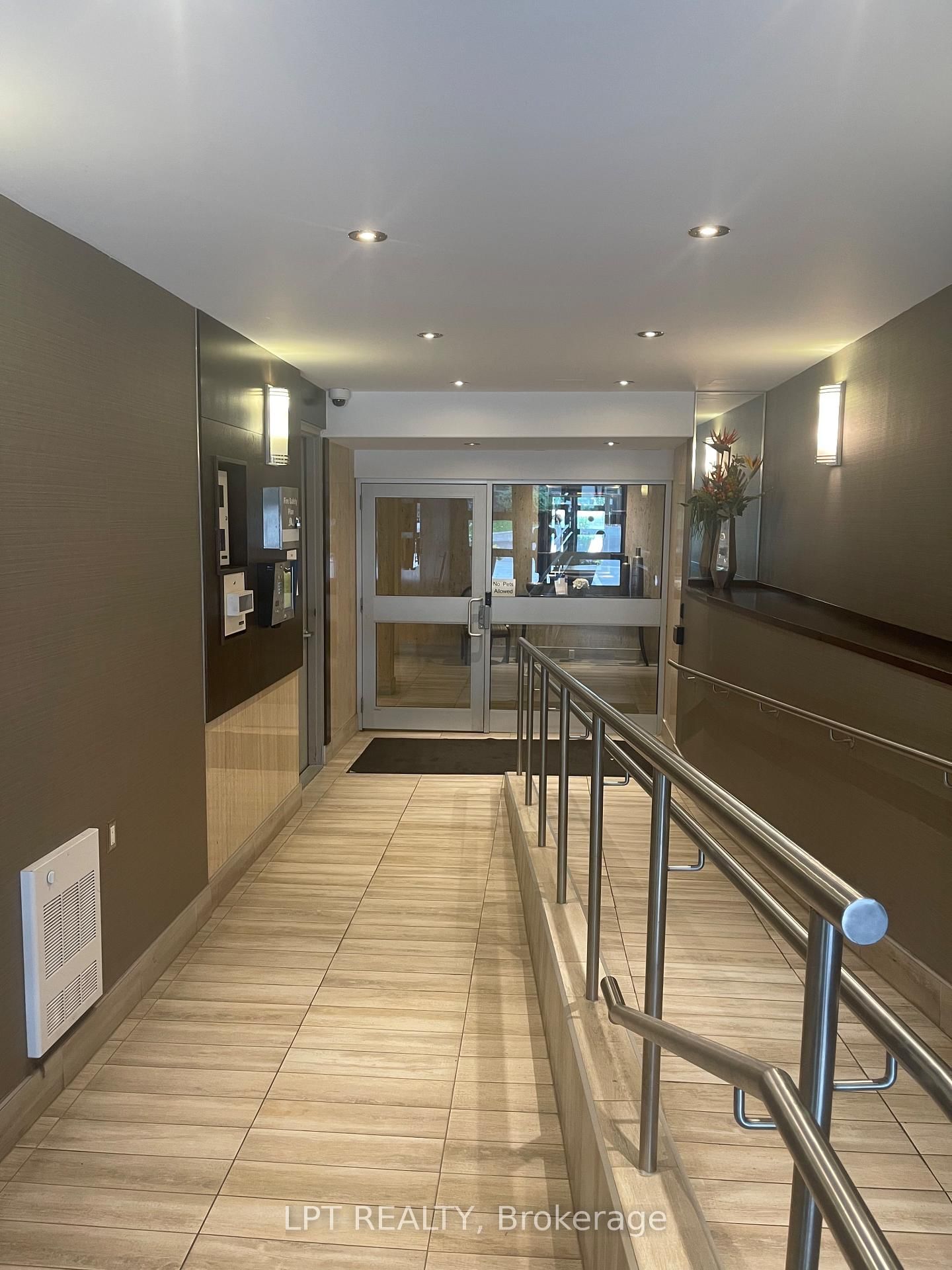 402-22 Shallmar Blvd, Toronto — 7