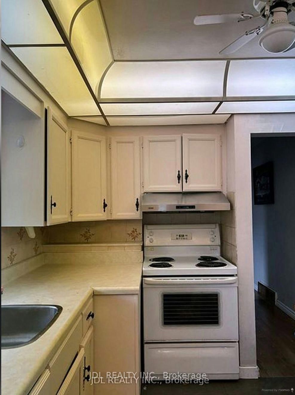 Three-Bedroom Main Floor-8 Highwood Ave Ave, Toronto — 6