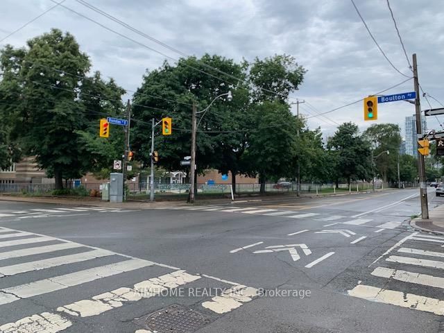 966 Dundas St, Toronto — 10