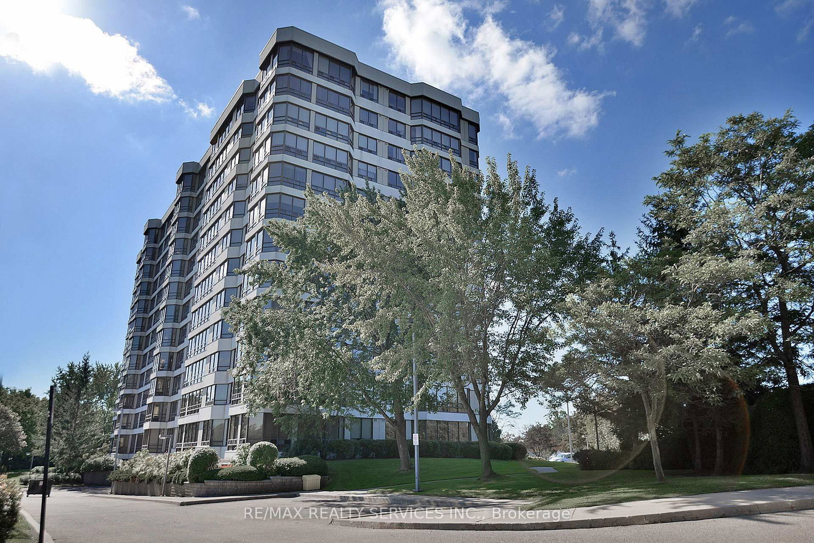 402-330 Mill St, Brampton — 2