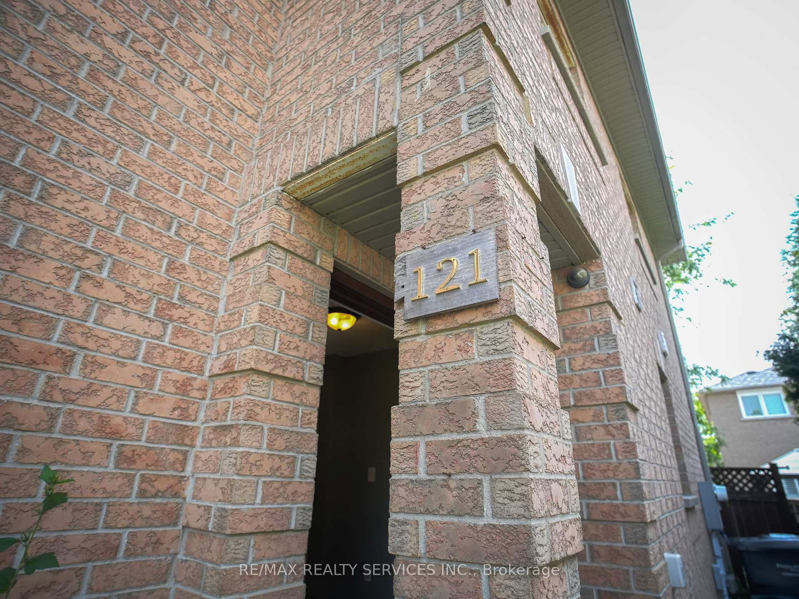 121 Pressed Brick Dr, Brampton — 2